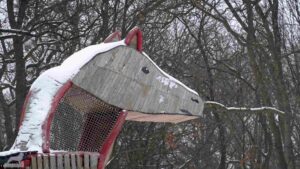 Pferd auf dem Spielplatz im Prinzenpark