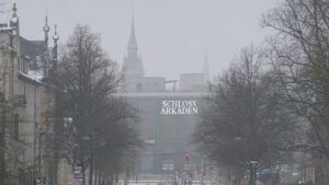 Schloss-Arkaden mit Rathausturm im Nebel