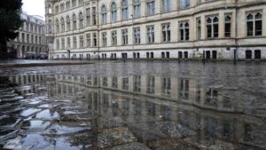 Spiegelung des Rathaus-Altbaus