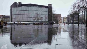 Spiegelung des ehemaligen Galeria-Kaufhauses im Schloßplatz