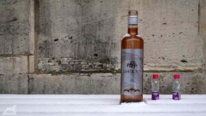 Reste des Karnevalsumzugs Schoduvel: 1 Flasche Ficken-Likör, 2 Fläschchen Johannisbeer-Tropfen