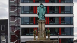 Herzog Heinrich der Löwe blickt ins gegenüberliegende Bürohaus in der Casparistraße