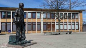 Wolfsburg ♦ Auswandererdenkmal (L'immigrante) am Hauptbahnhof