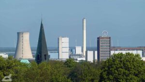 Wolfsburg ♦ Blick vom Klieversberg auf den Kühlturm des neuen VW-Kraftwerks, die Kreuzkirche und das VW-Verwaltungshochhaus
