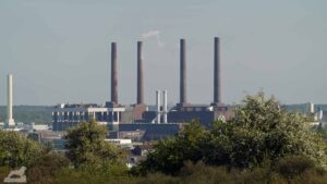 Wolfsburg ♦ Blick auf die Schornsteine des VW-Kraftwerks vom Klieversberg