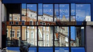 Spiegelung Vor der Burg in einer Kaufhausfassade