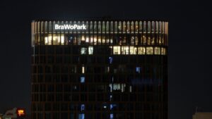 BraWo-Tower 1 bei Nacht