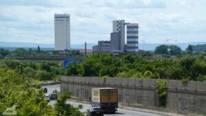 Blick von Autobahnbrücke am Ringgleis auf die Mühle Rüningen