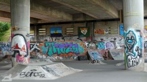 Grafitti am Skatergeländer an der Brücke am Ringgleis