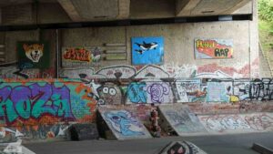 Grafitti am Skatergeländer an der Brücke am Ringgleis