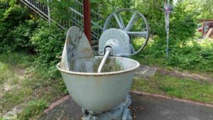 Alte Teigknetmaschine am Ringgleis... was auch immer die da zu suchen hat :-)