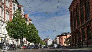 Leonhardstraße mit Wilhelm-Gymnasium (rechts)