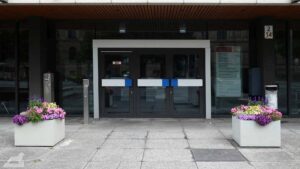 Universitätsplatz - Eingang Institut für Analysis und Algebra