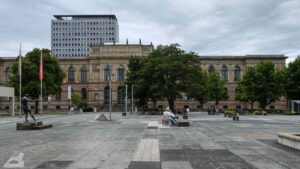 Universitätsplatz mit Altbau und TU-Hochhaus