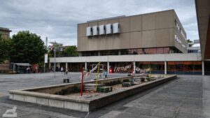 Universitätsplatz mit Bibliothek