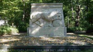 Kolonialdenkmal auf neuem Sockel