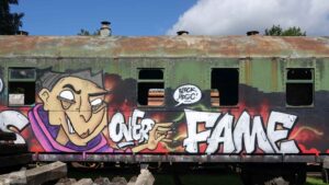 alter Eisenbahnwaggon mit Grafitti