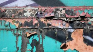 abblätternde Grafitti an einem Waggon
