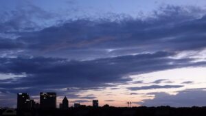 Abendhimmel über Braunschweig, rechts BraWo-Park