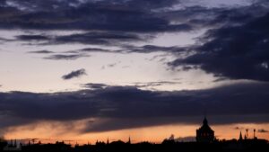 Abendhimmel über Braunschweig mit Wasserturm am Giersberg