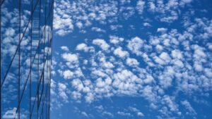 Wolken spiegeln sich in der Glasfassade des phaeno