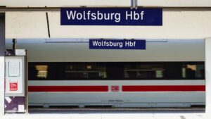 Intercity hält am Bahnhof Wolfsburg