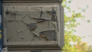 abblätternde Farbe an einer Fassade in der Sidonienstraße