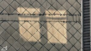 Fensterreflexion an einer Schindelfassade in der Goslarschen Straße